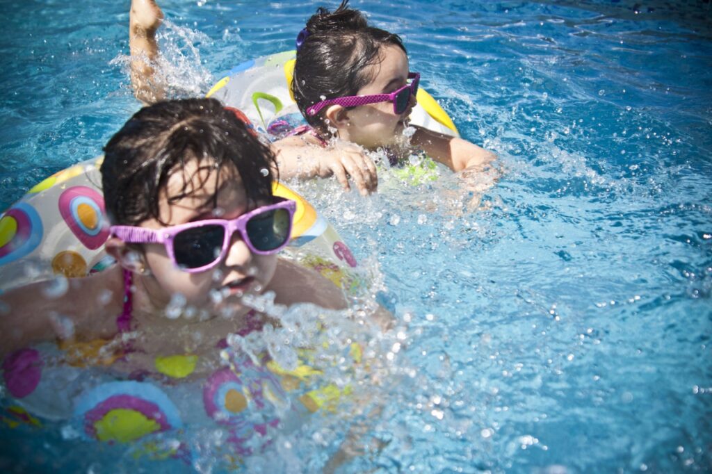 Kinder lernen gemeinsam schwimmen